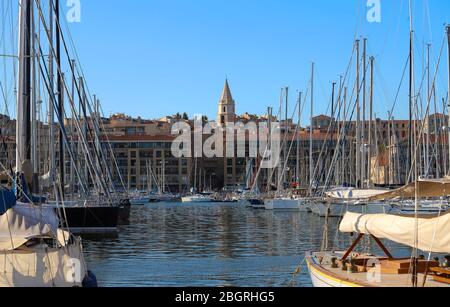 Municipio di Marsiglia visto dall'altra parte del porto con barche in primo piano . Foto Stock