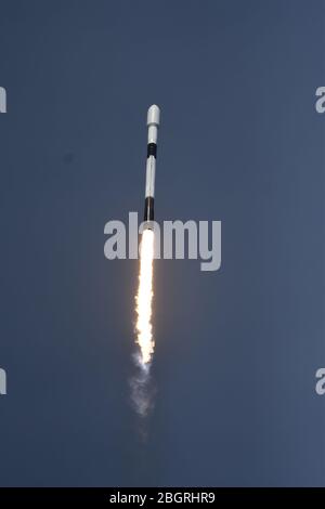 Cape Canaveral, Florida, Stati Uniti. 22 aprile 2020. Venerdì 06 marzo 2020, lo SpaceX Falcon 9 è disponibile alle 11:49 dal complesso 41 della stazione dell'aviazione di Cape Canaveral. Falcon lancia la navicella spaziale Dragon sulla 20° missione di rifornimento Cargo per la NASA. Dragon trasporta 5600 libbre di attrezzature ed esperimenti alla Stazione spaziale. Foto di Joe Marino-Bill Cantrell/UPI Credit: UPI/Alamy Live News Foto Stock