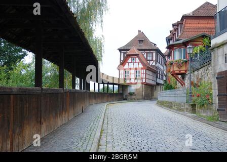 strada e architettura storica vicino alle mura della città a Kronach, Germania Foto Stock