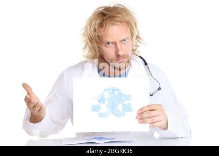 Psicoterapeuta divertente che tiene il test di Rorschach Foto Stock