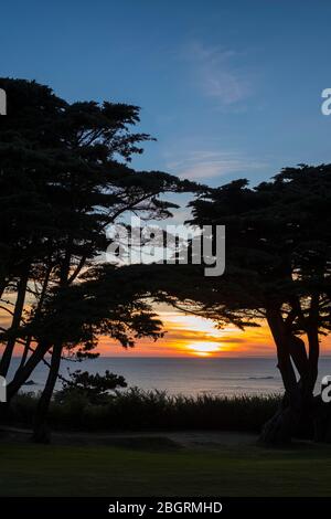 Tramonto sulla baia di St Ouen sulla costa occidentale di Jersey, Channel Isles Foto Stock