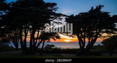 Tramonto sulla baia di St Ouen sulla costa occidentale di Jersey, Channel Isles Foto Stock