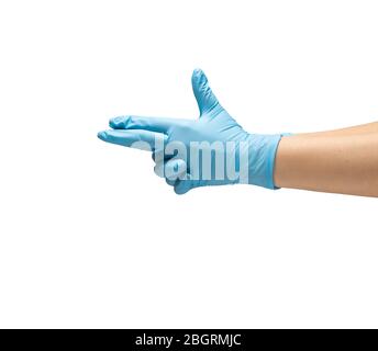 Le mani femminili nei guanti protettivi in gomma di colore blu mostrano un simbolo di pistola armi. Isolare su uno sfondo bianco. Foto Stock
