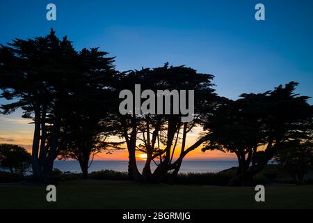 Tramonto sulla baia di St Ouen sulla costa occidentale di Jersey, Channel Isles Foto Stock