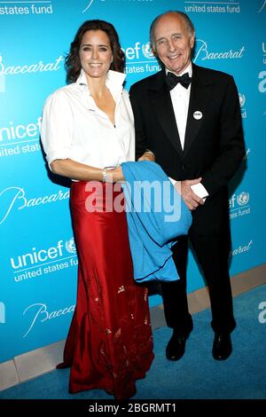 New York, NY, USA. 30 novembre 2010. Attrice, Tea Leoni, Tony Pantaleoni alla 7° edizione annuale della Snowflake Ball UNICEF a Cipriani 42° strada. Credito: Steve Mack/Alamy Foto Stock