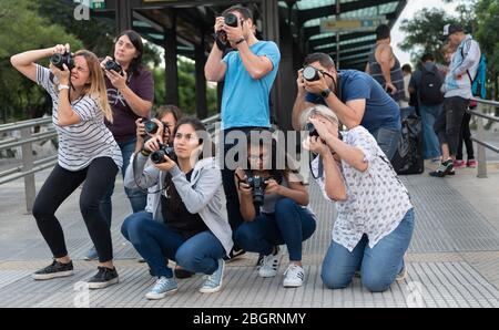 Buenos Aires, Argentina - Aprile 13 2019: Gruppo a studenti di fotografia che hanno in anteprima la composizione per completare un incarico nelle strade di Buenos Aires Foto Stock