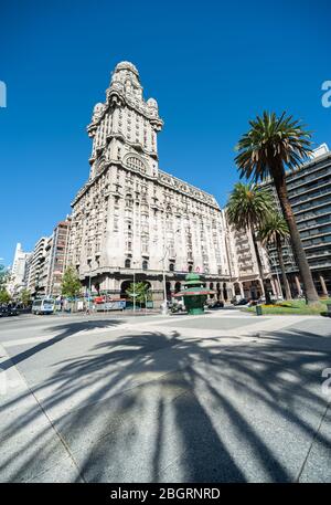 Montevideo, Uruguay - Marzo 10 2013: Vista della piazza principale della città e un edificio iconico del Sud America, il Palazzo salvo Foto Stock