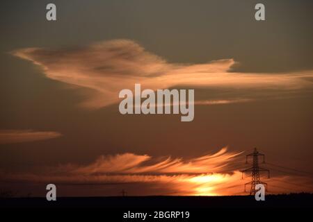 Il cielo e le nubi della navicella spaziale che si stagliano su eccleston st helens merseyside durante un tramonto primaverile. Foto Stock