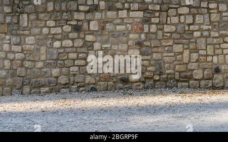 Muro di pietra di pietre naturali. Sfondo texture Brickwall.  Impiallacciature di pietra, parete di rivestimento in lastre impilate di  rocce naturali Foto stock - Alamy