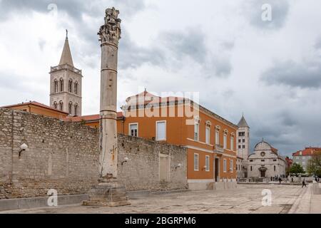 Rovine del Foro Romano su Zeleni trg con la Chiesa di Santa Maria sullo sfondo a Zara, Croazia Foto Stock