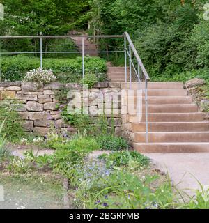 Muro di pietra e scale nel giardino di Goethe a Weimar Foto Stock