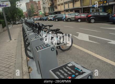Madrid, Spagna. 22 aprile 2020. Il ritorno dell'uso della bicicletta come mezzo di trasporto a Madrid. Credit: Alberto Sibaja Ramírez/Alamy Live News Foto Stock