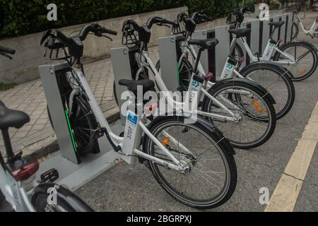 Madrid, Spagna. 22 aprile 2020. Il ritorno dell'uso della bicicletta come mezzo di trasporto a Madrid. Credit: Alberto Sibaja Ramírez/Alamy Live News Foto Stock