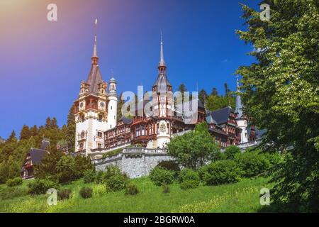 Il Castello di Peles, Romania. Bella famoso castello reale e giardino ornamentale in Sinaia landmark dei Carpazi in Europa Foto Stock