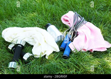 Assortimento di attrezzature sportive su fondo verde erba Foto Stock