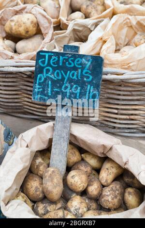 Famose patate Jersey Royal in vendita al mercato centrale di St Helier a Jersey, Channel Isles Foto Stock