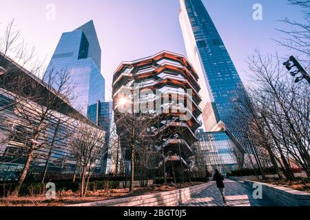 La nave, un'arte moderna, una scala a nido d'ape nel centro del cortile Hudson aperto per i visitatori. New York, New York Foto Stock