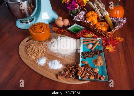 Ingredienti per il pane di zucca o torta di zucca con mixer a base di supporto sullo sfondo Foto Stock