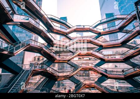 La nave, un'arte moderna, una scala a nido d'ape nel centro del cortile Hudson aperto per i visitatori. New York, New York Foto Stock