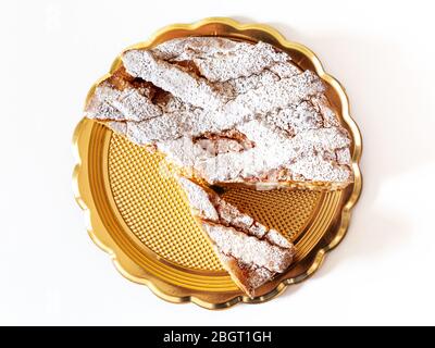 Pastiera napoletana, tipico dolce italiano. Tipo di crostata tipica della festa pasquale, ripiena di ricotta e canditi, ricoperta di polvere Foto Stock