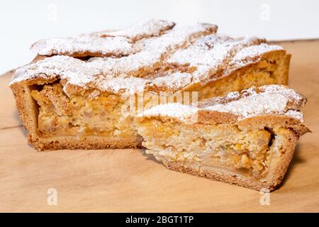 Pastiera napoletana, tipico dolce italiano. Tipo di crostata tipica della festa pasquale, ripiena di ricotta e canditi, ricoperta di polvere Foto Stock