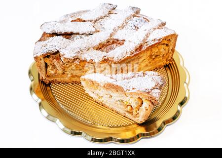 Pastiera napoletana, tipico dolce italiano. Tipo di crostata tipica della festa pasquale, ripiena di ricotta e canditi, ricoperta di polvere Foto Stock