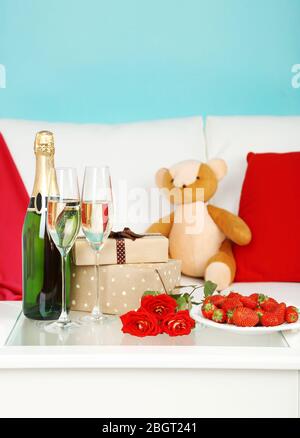 Vita romantica con champagne, fragole e rose in camera Foto Stock