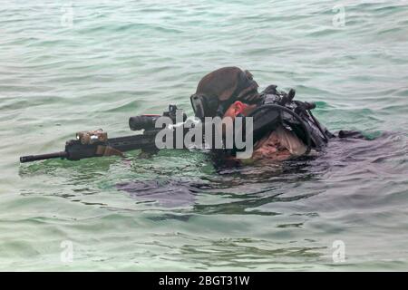 I Marines di ricognizione degli Stati Uniti assegnati alla forza di RAID marittima, 26th unità di spedizione marina conducono l'addestramento di infiltrazione della spiaggia 21 aprile 2020 nell'isola di Karan, Arabia Saudita. Foto Stock