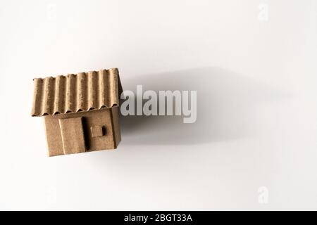 Modello di casa di cartone isolato sfondo bianco Foto Stock