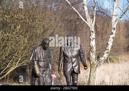 Statua di Papa Giovanni Paolo II e Ronald Reagan, presidente degli Stati Uniti, nel Parco Ronald Reagan di Gdansk, Polonia. 5 Aprile 2020 © Wojciec Foto Stock