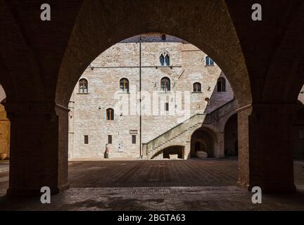 Il cortile del Palazzo Trinci, Foligno, Umbria, Italia Foto Stock