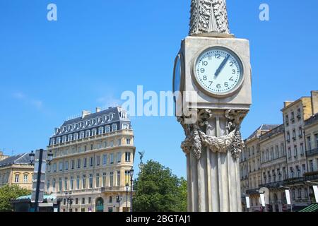 Primo piano dell'orologio in Place de la Comédie, con splendidi edifici storici sullo sfondo nel centro della città, Bordeaux, Francia. Foto Stock