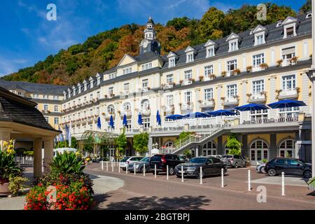 Splendido hotel di lusso a Bad EMS con ombrelloni di fronte Foto Stock