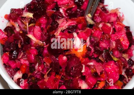 Vinaigrette di barbabietola in un piatto sul tavolo. Insalata utile Foto Stock