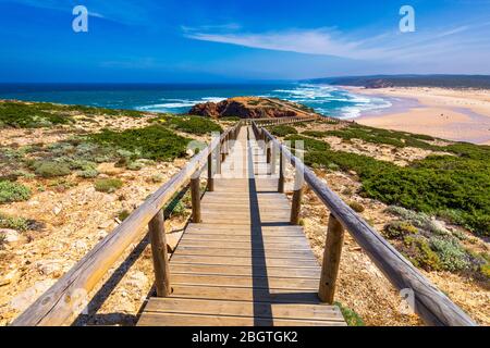 Praia da Bordeira e passerelle facente parte del sentiero delle maree o Pontal da Carrapateira a piedi in Portogallo. Una vista fantastica della Praia da Bordeira Foto Stock