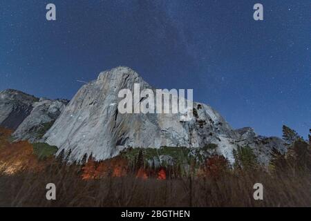 Vista notturna degli scalatori su El Capitan che sale sotto le stelle Foto Stock