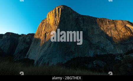 El Capitan a Yosemite al tramonto da El Cap Meadow durante l'autunno Foto Stock