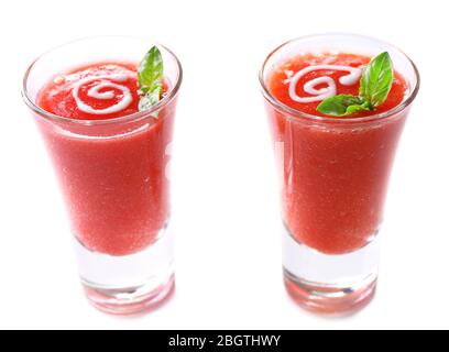 Zuppa di gazpacho in due bicchieri isolati su bianco Foto Stock