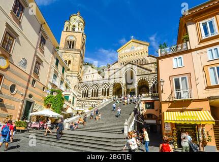 La Cattedrale di Amalfi nella città italiana di Amalfi con turisti provenienti giù per le scale su un giorno di estate nel Mediterraneo Foto Stock