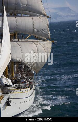 barque sotto vele piene in cattive condizioni atmosferiche in Islanda Foto Stock