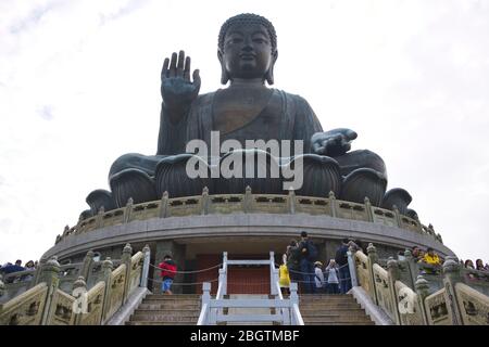 Tian Tan Buddha è una grande statua in bronzo del Buddha Shakyamuni, costruire nel 1990 e completato nel 1993. La statua è di 34 metri e pesa oltre 250 misure metriche Foto Stock