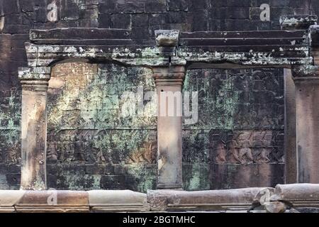 Antiche rovine e antichi dettagli di architettura sulle pareti di Bayon, riccamente decorato Khmer buddista Tempio, Angkor Wat Cambogia Foto Stock