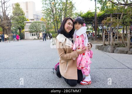 Il Tempio di Sensoji, conosciuto anche come Tempio di Asakusa Kannon, è un tempio buddista situato ad Asakusa, Tokyo, Giappone. È uno dei templi più colorati e popolari Foto Stock