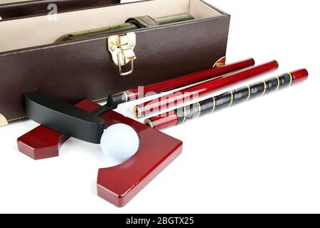 Set da golf in valigia isolato su bianco Foto Stock