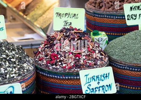 Primo piano con tisane secche. Nella scatola rotonda davanti al negozio. Sano e delizioso in diverse varietà e sapori. Foto Stock