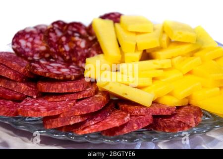 Salumi e formaggi su un piatto. Tavolo con salsicce e formaggi. Foto Stock