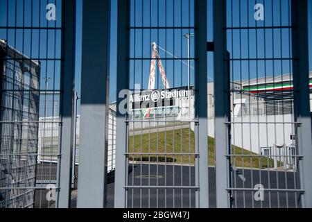 Italia. 22 aprile 2020. Una vista mostra lo Stadio Allianz e una Torino deserta il 22 aprile 2020 in Italia, durante l'arenamento del paese volto a frenare la diffusione dell'infezione da COVID-19, causata dal romanzo coronavirus. (Foto di Alberto Gandolfo/Pacific Press) Credit: Pacific Press Agency/Alamy Live News Foto Stock