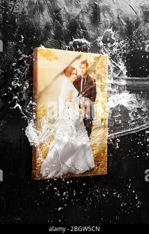 Stampa tela con tecnica di avvolgimento galleria, spruzzi d'acqua, gocce su sfondo nero. Foto di matrimonio stirata, decorazioni a parete. Foto con rivestimento protettivo Foto Stock
