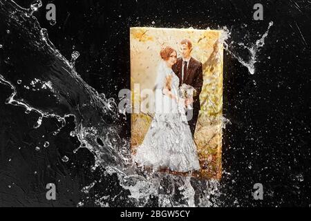 Stampa tela con tecnica di avvolgimento galleria, spruzzi d'acqua, gocce su sfondo nero. Foto di matrimonio stirata, decorazioni a parete. Foto con rivestimento protettivo Foto Stock