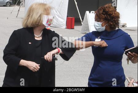 St. Louis, Stati Uniti. 22 aprile 2020. St. Louis Mayor Lyda Krewson, (L) si incuote a gomito con il direttore Kendra Holmes, ottenendo un tour di un nuovo centro di test per coronavirus presso l'Affinia Health Care, a St. Louis, Mercoledì, 22 aprile 2020. Il nuovo centro di test è situato in un quartiere a basso reddito, dove le persone senza auto possono salire per un test covid-19 e non devono essere in una macchina. Foto di Bill Greenblatt/UPI Credit: UPI/Alamy Live News Foto Stock